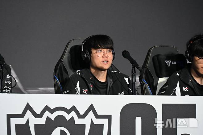 [청두(중국)=뉴시스] 윤정민 기자 = 리그 오브 레전드(LoL) 프로게이머 '커즈' 문우찬(KT 롤스터)이 9일 오후 중국 청두 동안호 스포츠파크 다목적체육관에서 열린 '2025 LoL 월즈' 결승 후 미디어데이에서 기자 질문에 답하고 있다. 2025.11.09. alpaca@newsis.com
