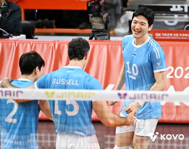 대한항공 정지석(오른쪽)이 9일 OK저축은행과 원정에서 득점한 뒤 러셀 등 동료들과 기뻐하고 있다. KOVO