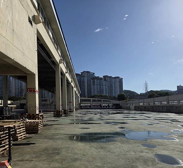 10월16일 방문한 경기 안양농산물도매시장 청과동 남측 모습. 무너진 지붕이 철거만 됐지 재건되지 않았다. 안양=정진수 기자, 연합뉴스