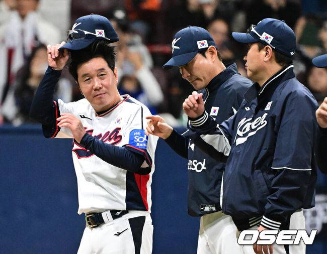 [OSEN=고척, 조은정 기자]류지현 감독이 이끄는 한국 대표팀이 체코 대표팀과 평가전에서 승리했다.&nbsp;한국 대표팀은 8일 서울 고척스카이돔에서 열린 ‘2025 NAVER K-BASEBALL SERIES’ 체코와 평가전에서 철벽 마운드를 앞세워 3-0으로 승리했다. 대표팀 영건 마운드는 탈삼진 17개를 잡아내며 3피안타 완봉승을 합작했다.&nbsp;승리를 거둔 한국 류지현 감독이 관중을 향해 인사하고 있다. 2025.11.08 /cej@osen.co.kr