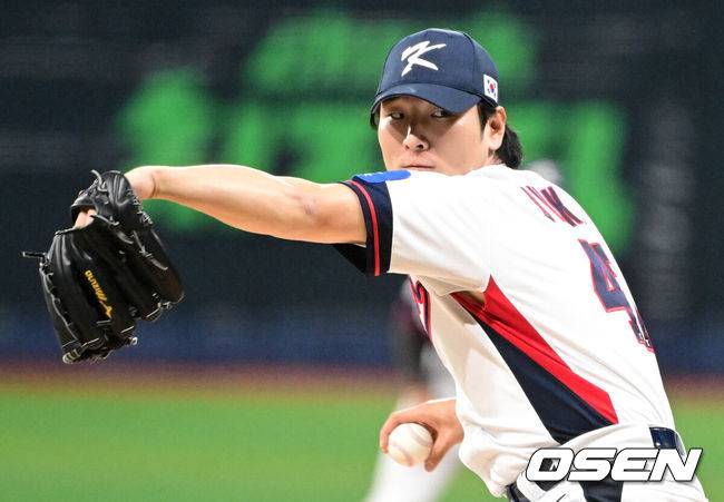[OSEN=고척, 조은정 기자]8일 서울 구로구 고척스카이돔에서 ‘2025 NAVER K-BASEBALL SERIES’ 대한민국 야구 대표팀과 체코 야구 대표팀의 경기가 열렸다.한국은&nbsp;8일과 9일 2025 K-베이스볼 시리즈 체코 대표팀과의 2경기를 시작으로&nbsp;15일과 16일 양일에 걸쳐 도쿄돔에서 일본 대표팀과 2경기를 치른다.&nbsp;1회초 한국 선발 곽빈이 역투하고 있다. 2025.11.08 /cej@osen.co.kr