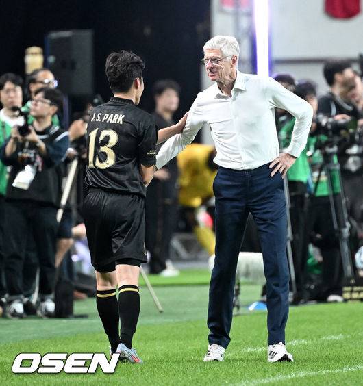 [OSEN=서울월드컵경기장, 이대선 기자] 14일 오후 서울월드컵경기장에서 '2025&nbsp;아이콘매치:&nbsp;창의 귀환,&nbsp;반격의 시작’ 경기가 열렸다.2025 아이콘매치는 넥슨 축구 게임 ‘FC 온라인’과 ‘FC 모바일’의 전설적 은퇴 선수들이 한국 경기장에서 펼치는 특별 경기다. 올해는 베일, 제라드, 카시야스가 새롭게 합류하고 아르센 벵거와 라파엘 베니테스 감독이 지략 대결을 펼친다.후반 스피어 박지성이 교체되어 나가며 벵거 감독과 인사를 나누고 있다. 2025.09.14 /sunday@osen.co.kr