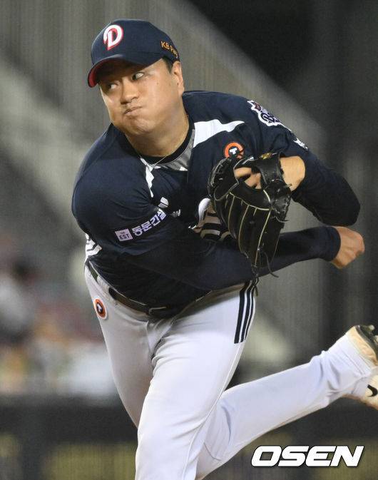 [OSEN=잠실, 조은정 기자]5일 오후 서울 잠실구장에서 ‘2025 신한 SOL Bank KBO리그’ LG 트윈스와 두산 베어스의 경기가 열렸다.LG는 손주영, 두산은 최승용을 선발로 내세웠다.7회말 두산 이영하가 역투하고 있다. 2025.08.05 /cej@osen.co.kr