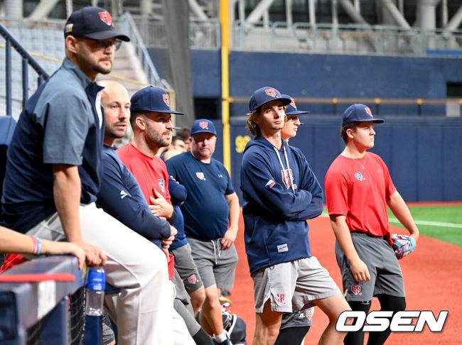 [OSEN=고척, 조은정 기자]체코 야구 대표팀이 7일 고척스카이돔에서 훈련을 진행했다.한국 야구 대표팀은 오는&nbsp;8일과 9일&nbsp;고척스카이돔에서 2025 K-베이스볼 시리즈 체코 대표팀과 2차례 평가전을 치른다.&nbsp;한국과의 평가전을 하루 앞둔 체코 야구 대표팀이 훈련을 하고 있다. 2025.11.07 /cej@osen.co.kr