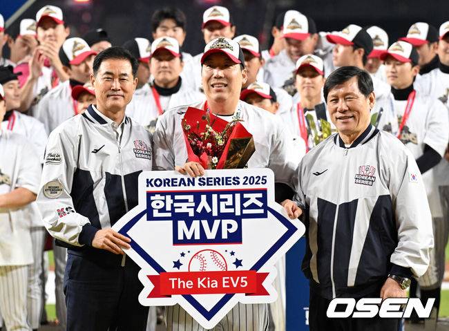 [OSEN=대전, 이대선 기자] 프로야구 LG 트윈스는 31일 대전 한화생명볼파크에서 열린 2025 신한 SOL뱅크 KBO 한국시리즈(7전 4선승제) 한화 이글스와의 5차전에서 4-1로 승리했다. 정규시즌 1위 LG는 시리즈 전적 4승 1패로 통합우승 금자탑을 쌓았다. LG의 통합우승은 1990년, 1994년, 2023년에 이은 통산 4번째로, 염경엽 감독은 2023년 부임 후 3년 사이 팀을 두 차례나 정상에&nbsp;올려놓는 위대한 업적을 달성했다. MVP를 수상한 LG 김현수가 기념촬영을 하고 있다. 2025.10.31 /sunday@osen.co.kr