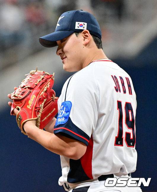 [OSEN=고척, 조은정 기자]8일 서울 구로구 고척스카이돔에서 ‘2025 NAVER K-BASEBALL SERIES’ 대한민국 야구 대표팀과 체코 야구 대표팀의 경기가 열렸다.한국은&nbsp;8일과 9일 2025 K-베이스볼 시리즈 체코 대표팀과의 2경기를 시작으로&nbsp;15일과 16일 양일에 걸쳐 도쿄돔에서 일본 대표팀과 2경기를 치른다.&nbsp;9회초  한국 조병현이 체코 선두타자를 땅볼로 처리한 뒤 기뻐하고 있다. 2025.11.08 /cej@osen.co.kr