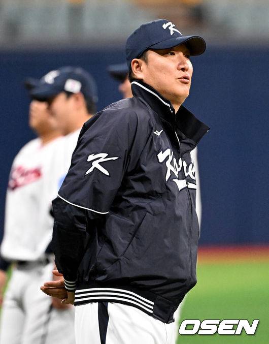 [OSEN=고척, 조은정 기자]류지현 감독이 이끄는 야구 대표팀이 4일 고척스카이돔에서 훈련을 진행했다.대표팀은 오는 8일과 9일 고척스카이돔에서 열리는 2025 K-베이스볼 시리즈 체코 대표팀과의 2경기를 시작으로 15일과 16일 양일에 걸쳐 도쿄돔에서 일본 대표팀과 2경기를 치른다.  야구대표팀 이진영 코치가 훈련을 지켜보고 있다. 2025.11.04 /cej@osen.co.kr