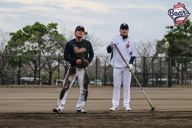 오명진(좌)과 홍원기 수석코치 / 두산 베어스 제공