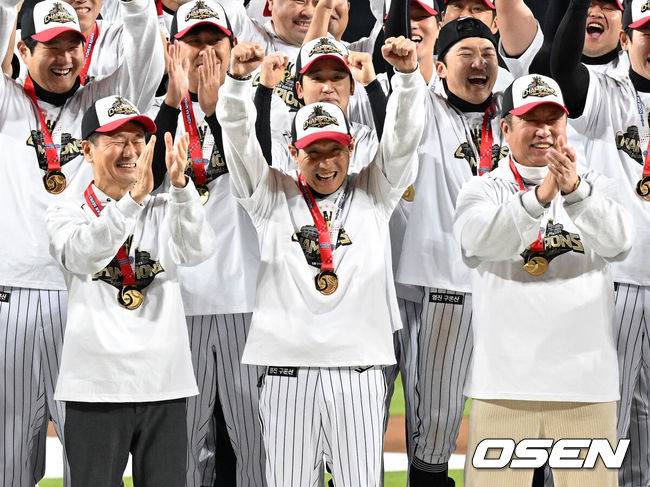 [OSEN=대전, 이대선 기자] 2025시즌 우승팀은 무적 LG 트윈스다. 프로야구 LG 트윈스는 31일 대전 한화생명볼파크에서 열린 2025 신한 SOL뱅크 KBO 한국시리즈(7전 4선승제) 한화 이글스와의 5차전에서 4-1로 승리했다.정규시즌 1위 LG는 시리즈 전적 4승 1패로 통합우승 금자탑을 쌓았다. LG의 통합우승은 1990년, 1994년, 2023년에 이은 통산 4번째로, 염경엽 감독은 2023년 부임 후 3년 사이 팀을 두 차례나 정상에 올려놓는 위대한 업적을 달성했다. 2023년 1위, 2024년 3위, 2025년 1위로 KBO리그에 트윈스 왕조 시대를 활짝 열었다. LG 김인석 대표이사, 염경엽 감독, 차명석 단장이 우승의 기쁨을 나누고 있다. 2025.10.31 /sunday@osen.co.kr