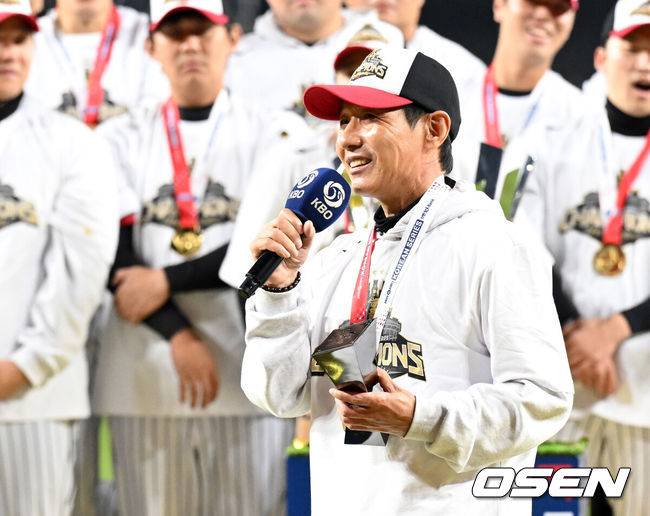 [OSEN=대전, 이대선 기자] 2025시즌 우승팀은 무적 LG 트윈스다. 프로야구 LG 트윈스는 31일 대전 한화생명볼파크에서 열린 2025 신한 SOL뱅크 KBO 한국시리즈(7전 4선승제) 한화 이글스와의 5차전에서 4-1로 승리했다.정규시즌 1위 LG는 시리즈 전적 4승 1패로 통합우승 금자탑을 쌓았다. LG의 통합우승은 1990년, 1994년, 2023년에 이은 통산 4번째로, 염경엽 감독은 2023년 부임 후 3년 사이 팀을 두 차례나 정상에 올려놓는 위대한 업적을 달성했다. 2023년 1위, 2024년 3위, 2025년 1위로 KBO리그에 트윈스 왕조 시대를 활짝 열었다.  우승 감독상을 수상한 LG 염경엽 감독이 소감을 말하고 있다. 2025.10.31 /sunday@osen.co.kr