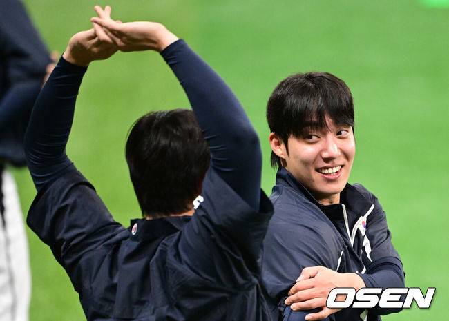 [OSEN=고척, 조은정 기자]류지현 감독이 이끄는 야구 대표팀이 7일 고척스카이돔에서 훈련을 진행했다.대표팀은 오는&nbsp;8일과 9일&nbsp;고척스카이돔에서 열리는 2025 K-베이스볼 시리즈 체코 대표팀과의 2경기를 시작으로&nbsp;15일과 16일 양일에 걸쳐 도쿄돔에서 일본 대표팀과 2경기를 치른다.&nbsp;야구 대표팀 원태인이 몸을 풀고 있다. 2025.11.07 /cej@osen.co.kr