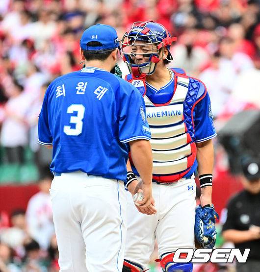 [OSEN=인천, 지형준 기자] 9일 인천 SSG랜더스필드에서 2025 신한 SOL뱅크 KBO리그 준플레이오프(5전 3선승제) 1차전 SSG 랜더스와 삼성 라이온즈의 경기가 열렸다.SSG은 화이트, 삼성은 최원태를 선발 투수로 내세웠다.4회말 2사에서 삼성 최원태가 SSG 한유섬에 볼넷을 허용하자 강민호가 마운드에 올라 이야기를 나누고 있다. 2025.10.09 /jpnews@osen.co.kr