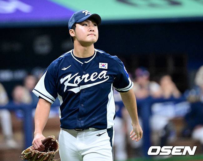 [OSEN=고척, 최규한 기자] 9일 서울 구로구 고척스카이돔에서 ‘2025 NAVER K-BASEBALL SERIES’ 대한민국 야구 대표팀과 체코 야구 대표팀의 평가전이 열렸다.한국은 9일 2025 K-베이스볼 시리즈 체코 대표팀과의 경기에 이어 오는 15일과 16일 양일에 걸쳐 도쿄돔에서 일본 대표팀과 2경기를 치른다. 5회말 2사 1, 3루 상황 마운드에 오른 대표팀 투수 정우주가 삼진으로 이닝을 막아낸 뒤 더그아웃으로 향하고 있다. 2025.11.09 / dreamer@osen.co.kr