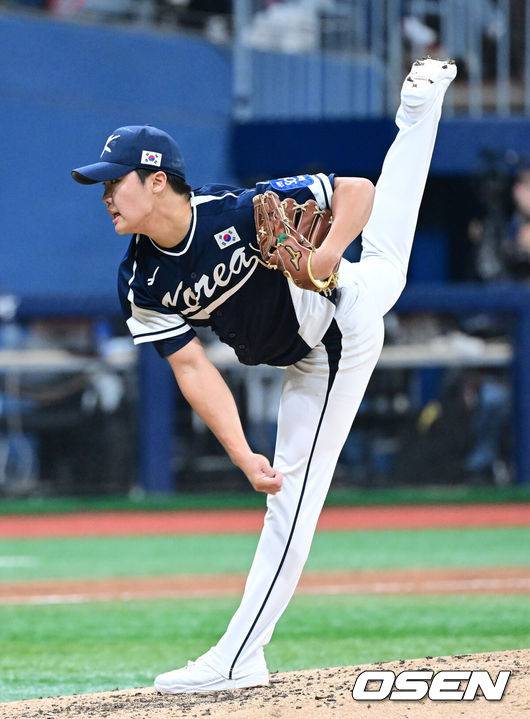 [OSEN=고척, 최규한 기자] 9일 서울 구로구 고척스카이돔에서 ‘2025 NAVER K-BASEBALL SERIES’ 대한민국 야구 대표팀과 체코 야구 대표팀의 평가전이 열렸다.한국은&nbsp;9일 2025 K-베이스볼 시리즈 체코 대표팀과의 경기에 이어 오는&nbsp;15일과 16일 양일에 걸쳐 도쿄돔에서 일본 대표팀과 2경기를 치른다.&nbsp;5회말 2사 1, 3루 상황 마운드에 오른 대표팀 투수 정우주가 힘차게 공을 뿌리고 있다. 2025.11.09 / dreamer@osen.co.kr