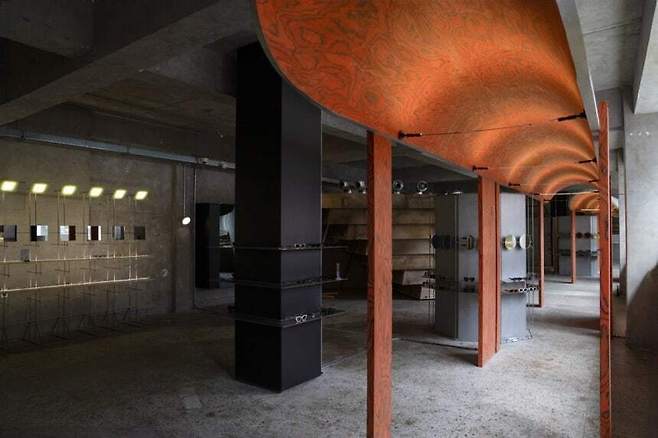 세계적인 불황 속에서도 싸지만 스타일리시한 브랜드의 힘이 얼마나 강력한지를 보여주는, 새로운 K-아이웨어의 성공 방정식이다. 블루엘리펀트 홈페이지 갈무리