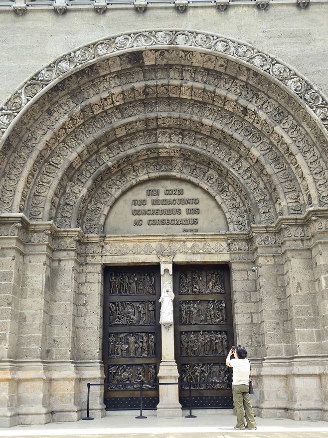 마닐라 대성당 정면 파사드.