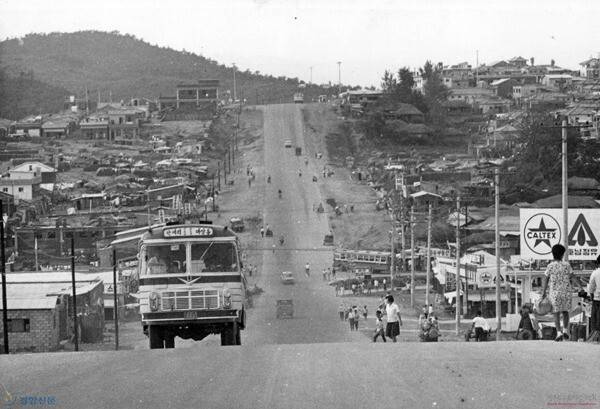 1970년대 광주 대단지&nbsp;도로 위로&nbsp;버스가 달리고 있다. 성남시 제공