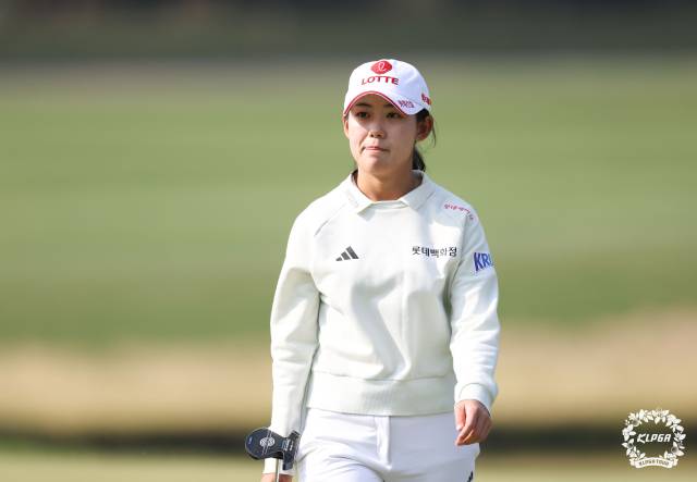 퍼팅을 마치고 이동하고 있는 황유민. 사진 제공=KLPGA