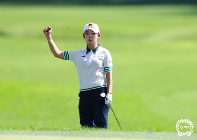 칩인 버디를 잡고 기뻐하고 있는 황유민. 사진 제공=KLPGA