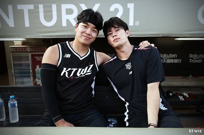 KT 손동현(왼쪽)과 원상현이 7일 라쿠텐 타오위안 야구장에서 열린 ‘2025 타오위안 아시아 프로야구 교류전’ 라쿠텐 골든이글스전을 앞두고 어깨동무를 하고 있다. 사진제공｜KT 위즈