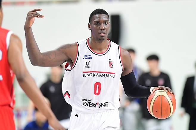 정관장 조니 오브라이언트는 9일 울산서 열린 현대모비스와 원정경기서 18점을 넣으며 팀의 단독 선두 등극에 힘을 보탰다. 사진제공｜KBL