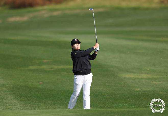 시즌 최종전에서 상금왕에 올라 공동 다승왕까지 2관왕을 차지한 홍정민. 사진제공  |  KLPGA