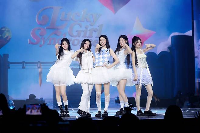 아일릿이 서울 올림픽홀에서 ‘글리터 데이 앙코르’ 팬콘서트를 열고 ‘마그네틱’부터 일본 데뷔곡까지 히트곡 퍼레이드를 펼치며 글로벌 대세 걸그룹으로서의 위상을 입증했다. 사진제공 | 빌리프랩