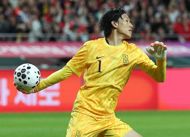 김승규가 지난달 서울 마포구 서울월드컵경기장에서 열린 파라과이전에서 선방한 뒤 전방에 공을 연결하며 역습을 시도하고 있다.  연합뉴스