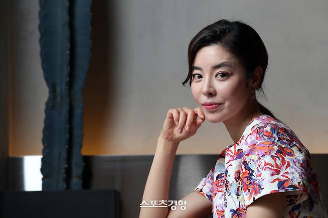 JTBC 수목드라마 ‘그린마더스클럽’에 출연한 배우 김규리가 지난달 26일 서울 가회동의 한 카페에서 스포츠경향과 인터뷰에 앞서 포즈를 취하고 있다. 사진 정지윤 선임기자