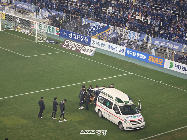 울산 이동경이 9일 울산문수구장에서 열린 K리그1 36라운드 수원FC전에서 1-0으로 승리한 뒤 앰뷸런스를 통해 인근 병원으로 후송되고 있다. 황민국 기자