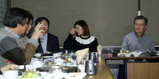 2018년 10월 서울 용산 CGV 내 한 식당에서 문재인 대통령 주최로 열린 블랙리스트 피해 문화예술인 간담회에서 배우 김규리 씨가 도종환 문화체육관광부 장관의 블랙리스트 피해 사례를 소개하는 동안 눈물을 훔치고 있다. 청와대사진기자단