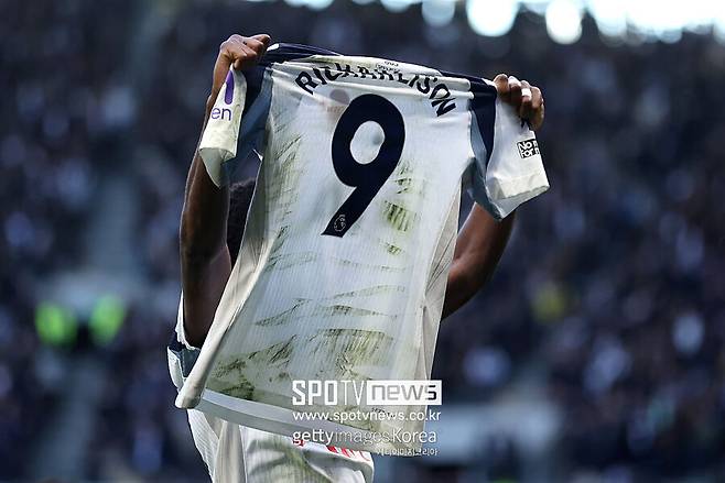 ▲ 토트넘과 맨유 모두 이길 수 있던 경기를 놓쳤다는 한숨이 절로 나올 결과다. 토트넘은 후반 추가시간 역전에 성공하고도 무승부에 그쳐야 했다. 맨유도 선제골을 넣고도 굳히는데 실패했기에 아쉬움이 크게 남는다.