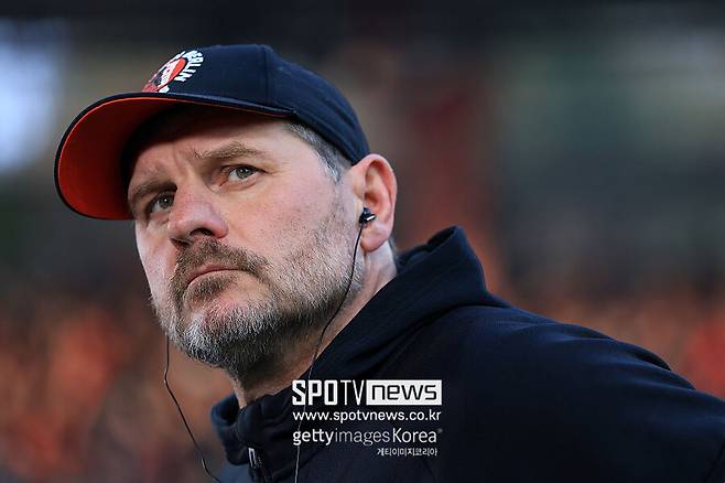 ▲ 우니온 베를린은 이날 무승부로 승점 12를 기록, 분데스리가 10위를 지켰다. 다만 경기 내용만큼은 승자였다. 슈테펜 바움가르트 베를린 감독이 펼쳐보인 '뮌헨전 대응 수'와 이를 수행한 선수단 투지·집중력은 리그 판도에 신선한 파문을 안겼다.