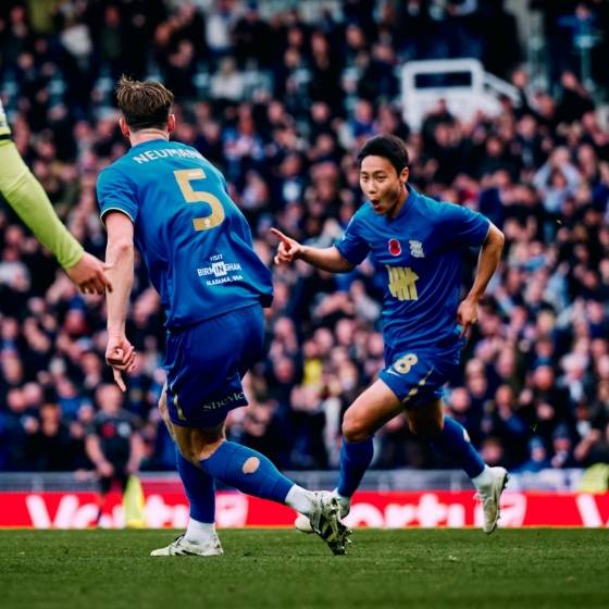 버밍엄 시티 백승호(오른쪽)가 2일 영국 버밍엄의 세인트 앤드루에서 열린 포츠머스와의 2025~2026 잉글랜드 챔피언십(2부) 13라운드에서 다이빙 헤더 선제골을 터뜨린 뒤 기뻐하고 있다. /사진=버밍엄 시티 공식 사회관계망서비스(SNS)
