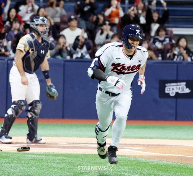 8일 체코와 첫 번째 평가전에서 1회말 적시타를 날리는 송성문(오른쪽). /사진=강영조 선임기자