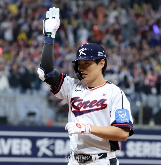 적시타를 날린 송성문이 세리머니를 하고 있다. /사진=강영조 선임기자