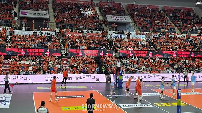 프로배구 OK저축은행의 부산 연고 이전 후 첫 홈경기가 열린 9일 부산강서실내체육관. /사진=김명석 기자
