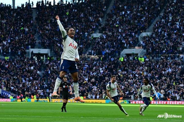 윌슨 오도베르(왼쪽)가 8일 오후 9시 30분(한국시간) 영국 런던의 토트넘 홋스퍼 스타디움에서 열린 2025~2026시즌 잉글랜드 프리미어리그(EPL) 11라운드에서 역전골이 터진 후 환호하고 있다. /AFPBBNews=뉴스1