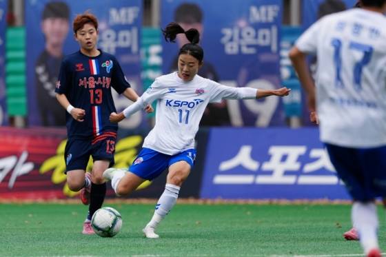 위재은이 8일 오후 2시 서울월드컵보조구장에서 열린 화천KSPO 대 서울시청과의 '2025 WK리그 챔피언결정전' 1차전에서 슈팅을 시도하고 있다. /사진=한국여자축구연맹 제공