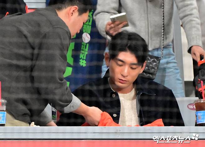 8일 오후 서울 구로구 고척스카이돔에서 열린 '2025 NAVER K-BASEBALL SERIES' 대한민국과 체코의 평가전 경기, 샌프란시스코 이정후가 사인을 해주고 있다. 엑스포츠뉴스 DB