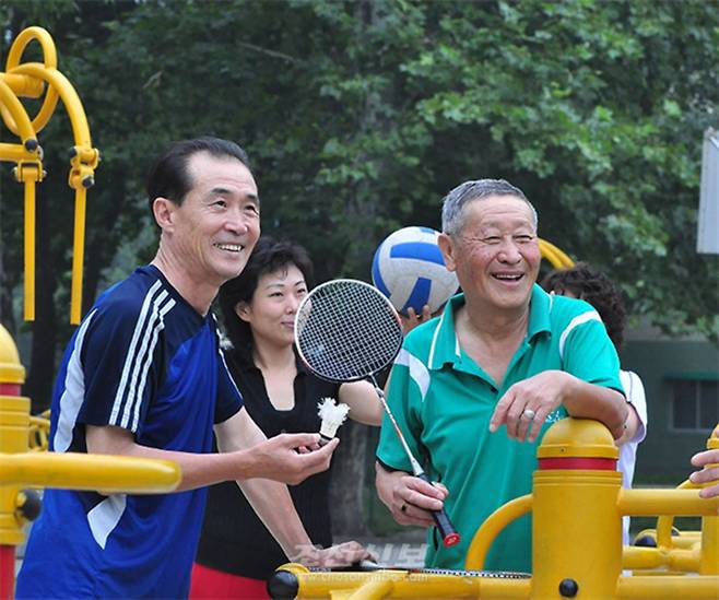배드민턴 치는 북한 노인들 (평양 조선신보=연합뉴스) 재일본조선인총연합회 조선신보가 2023년 11월 30일 보도한 평양 화성지구 내 노인건강원의 노인들. 2025.11.8 
    [국내에서만 사용가능. 재배포 금지. For Use Only in the Republic of Korea. No Redistribution] 
    nkphoto@yna.co.kr