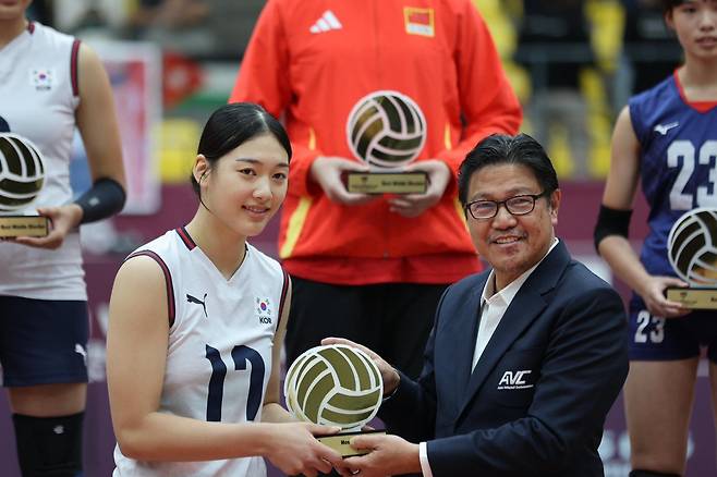 U-16 여자배구 아시아선수권 우승을 이끈 한국 U-16 대표팀의 주장 손서연(왼쪽). [아시아배구연맹 페이스북 캡처. 재판매 및 DB 금지]