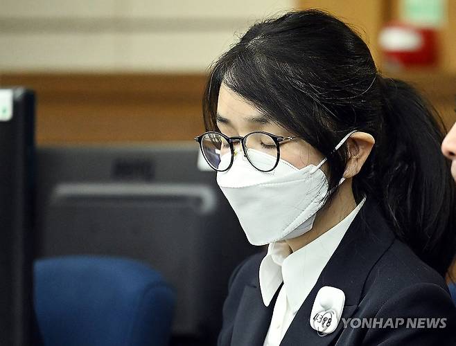 김건희 첫 재판 출석 (서울=연합뉴스) 도이치모터스 주가조작 혐의와 통일교 금품수수 의혹 등으로 구속기소 된 김건희 여사가 24일 서울 서초구 서울중앙지법에서 열린 첫 재판에 출석해있다. 2025.9.24 [사진공동취재단] photo@yna.co.kr