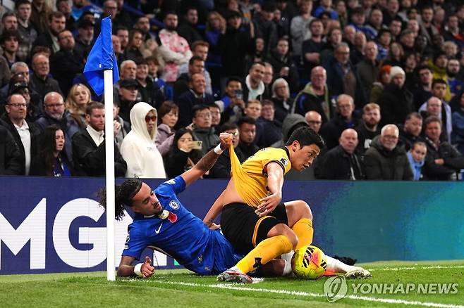 볼을 다투는 황희찬(오른쪽) [AP=연합뉴스]