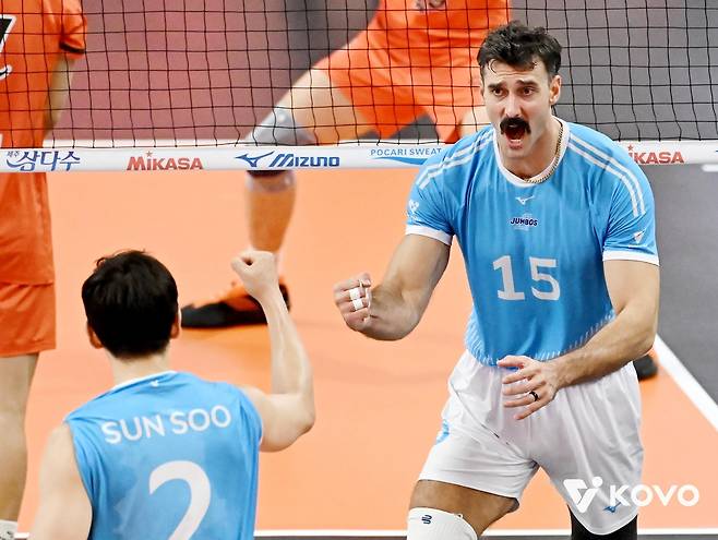 득점 후 기뻐하는 대한항공의 러셀(오른쪽) [한국배구연맹 제공. 재판매 및 DB 금지]