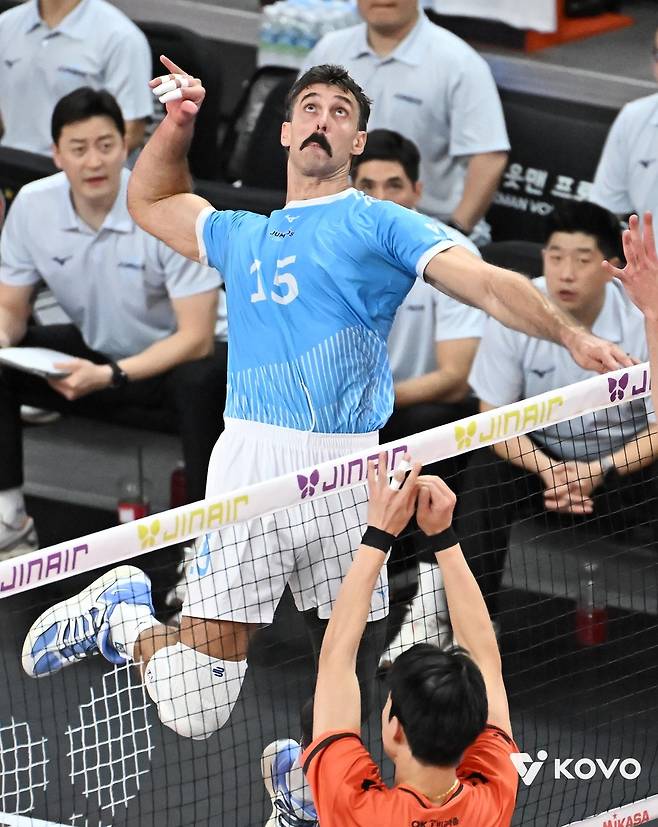 공격하는 대한항공의 러셀(뒤쪽) [한국배구연맹 제공. 재판매 및 DB 금지]