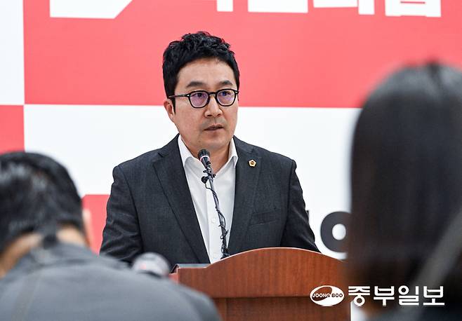 최병선 국민의힘 의원이 11월 오전 경기도의회 기자회견장에서 경기도 총무과의 부당 개입 의혹과 관련한 기자회견을 하고 있다. 임채운기자