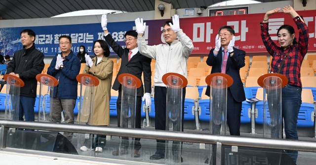 이해련(오른쪽부터) 창원시의원, 이종붕 경남신문 회장, 이종욱 국회의원, 김순택 경남도의원, 정양숙 창원시 문화관광체육국장, 정현섭 진해구청장, 정순욱 창원시의원이 인사하고 있다.