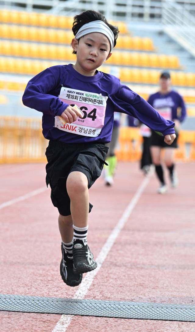 어린이가 결승선을 통과하고 있다./김승권 기자/