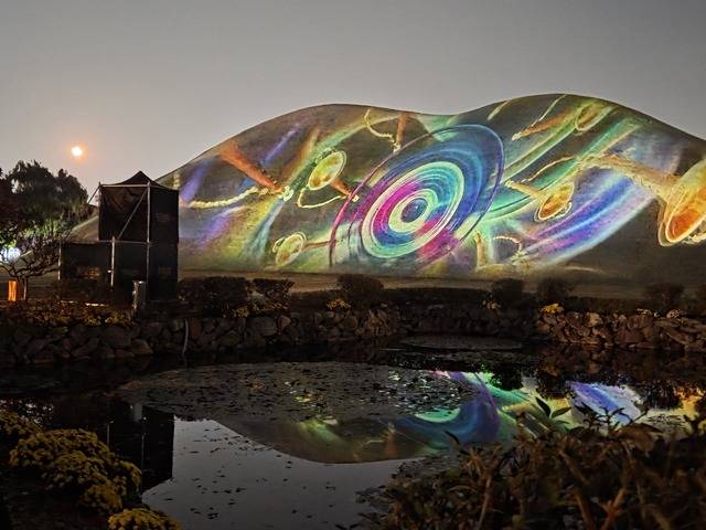 경주 대표적인 고분공원인 대릉원의 미디어 파사드쇼 장면. 강시일 기자